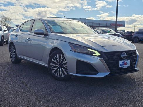 Used 2023 Nissan Altima 2.5 SV image 1