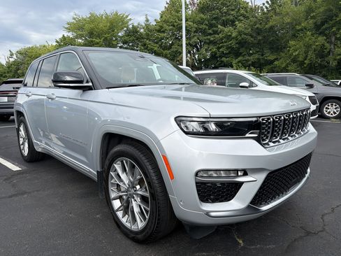Certified 2025 Jeep Grand Cherokee Summit w/ Luxury Tech Group V AWD/4WD image 2