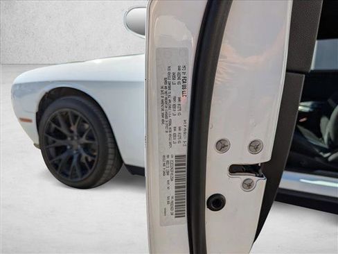 Used 2015 Dodge Challenger SXT image 30