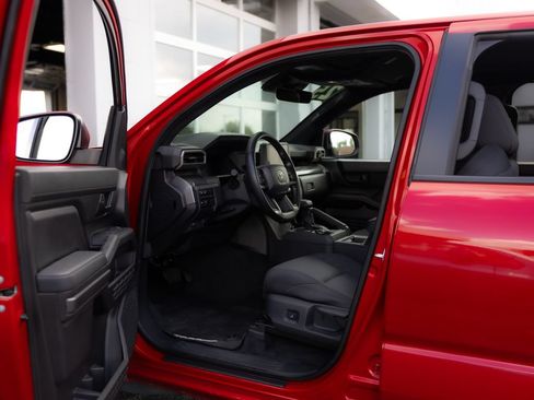 Certified 2025 Toyota Tacoma SR5 AWD/4WD image 25
