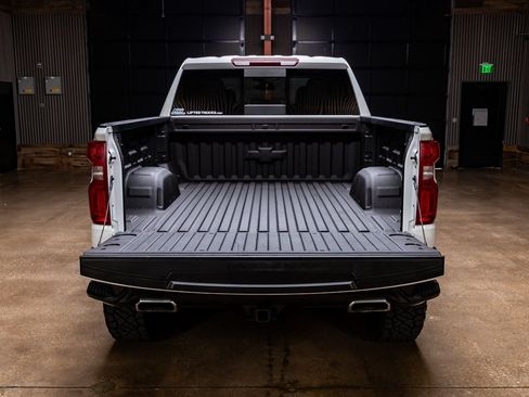 Used 2024 Chevrolet Silverado 1500 LT Trail Boss w/ Convenience Package II AWD/4WD image 9