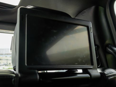 Used 2023 Chrysler Pacifica Limited w/ Uconnect Theater Family Group FWD image 31