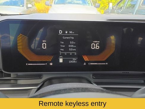 Used 2025 Kia Carnival EX FWD image 14