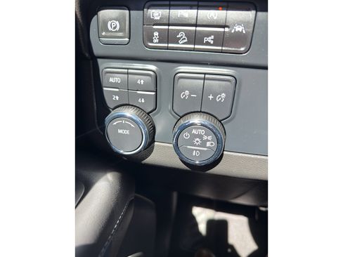 Used 2025 Chevrolet Suburban Z71 image 40