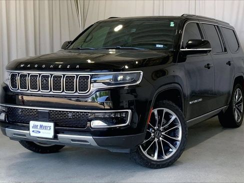 Used 2022 Jeep Wagoneer Series III w/ Premium Group I AWD/4WD image 2