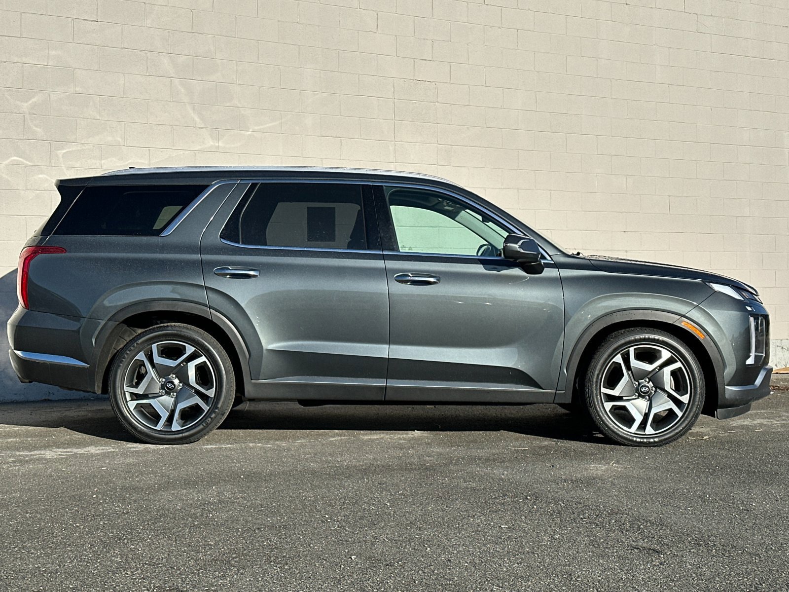 Used 2023 Hyundai Palisade Limited w/ Cargo Package AWD/4WD image 2