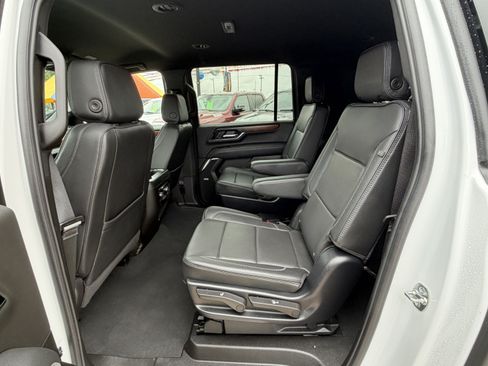 Used 2025 GMC Yukon XL Denali AWD/4WD image 16