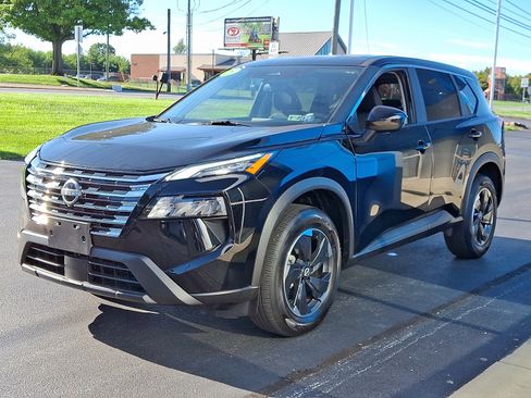 Used 2025 Nissan Rogue SV image 3