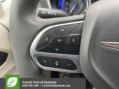 Used 2024 Chrysler Pacifica Touring-L image 27