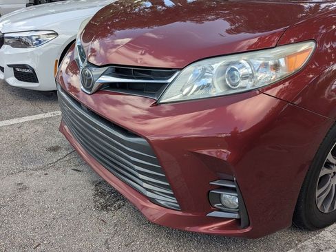 Used 2020 Toyota Sienna XLE w/ XLE Navigation Package image 4