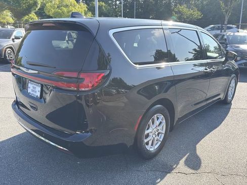 Used 2023 Chrysler Pacifica Touring-L FWD image 8