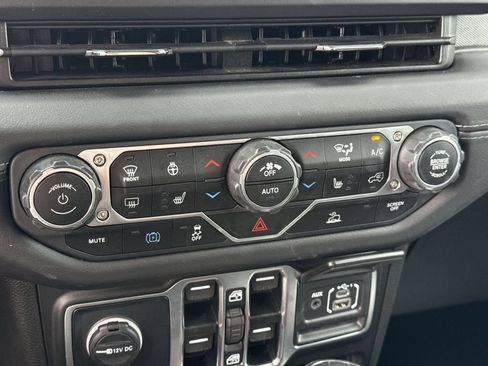 Used 2025 Jeep Wrangler Unlimited Sahara AWD/4WD image 18