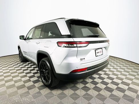 Used 2025 Jeep Grand Cherokee Altitude AWD/4WD image 8