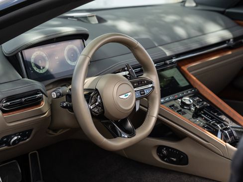 Used 2024 Aston Martin DB12 Convertible RWD image 5