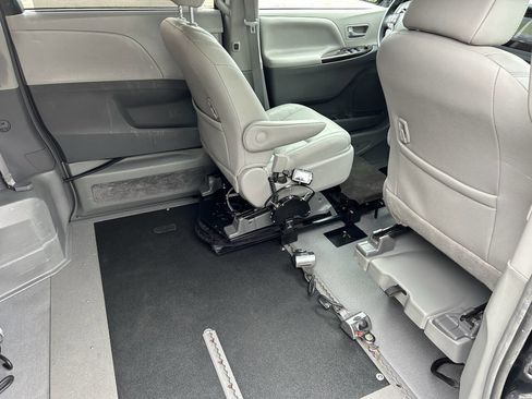 Used 2017 Toyota Sienna XLE FWD image 7