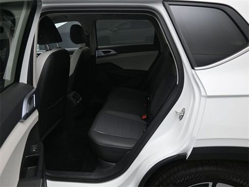 Used 2025 Volkswagen Taos SE w/ Panoramic Sunroof Package image 30