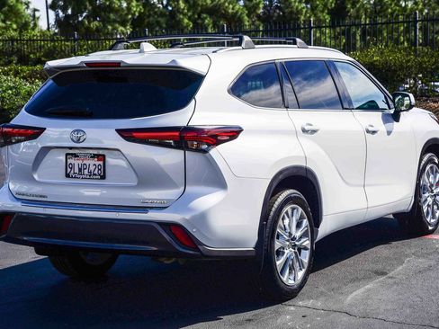 Used 2024 Toyota Highlander Limited image 7