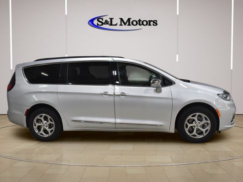 Used 2022 Chrysler Pacifica Limited AWD/4WD image 9