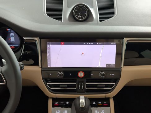 Certified 2025 Porsche Macan AWD/4WD image 22