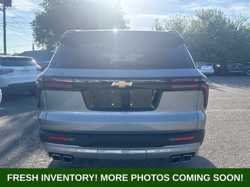 Used 2025 Chevrolet Traverse LT FWD image 3