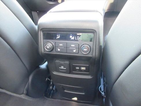 Used 2023 GMC Acadia SLT w/ Elevation Edition image 14