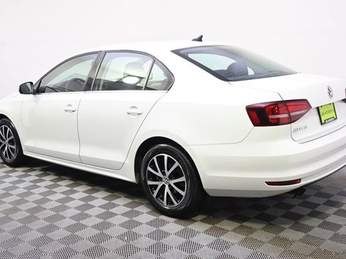 Used 2017 Volkswagen Jetta SE FWD image 3