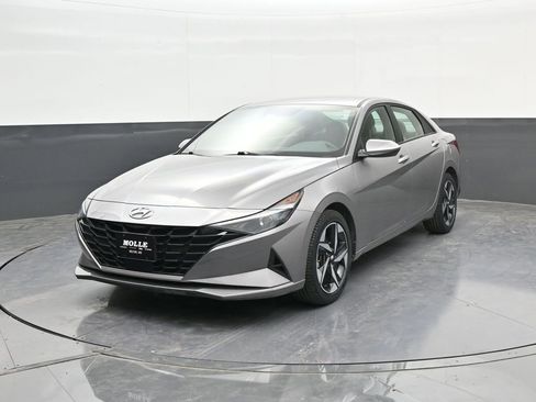 Used 2023 Hyundai Elantra SEL w/ Convenience Package FWD image 4