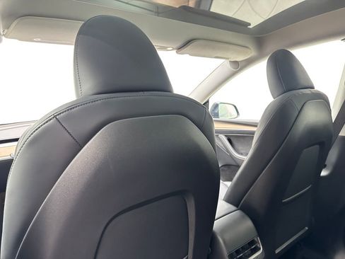 Used 2024 Tesla Model Y Long Range AWD/4WD image 35