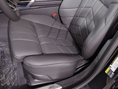 Used 2026 BMW i7 xDrive60 AWD/4WD image 19