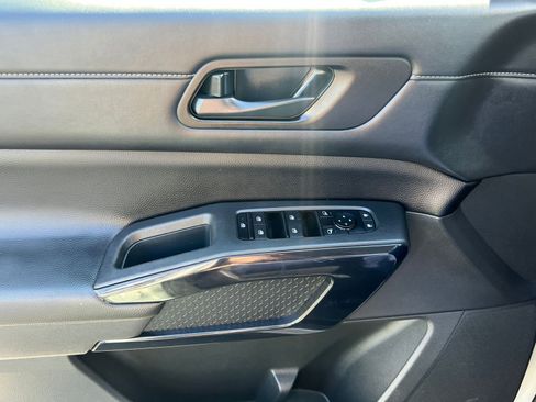 Used 2025 Nissan Pathfinder SV image 18