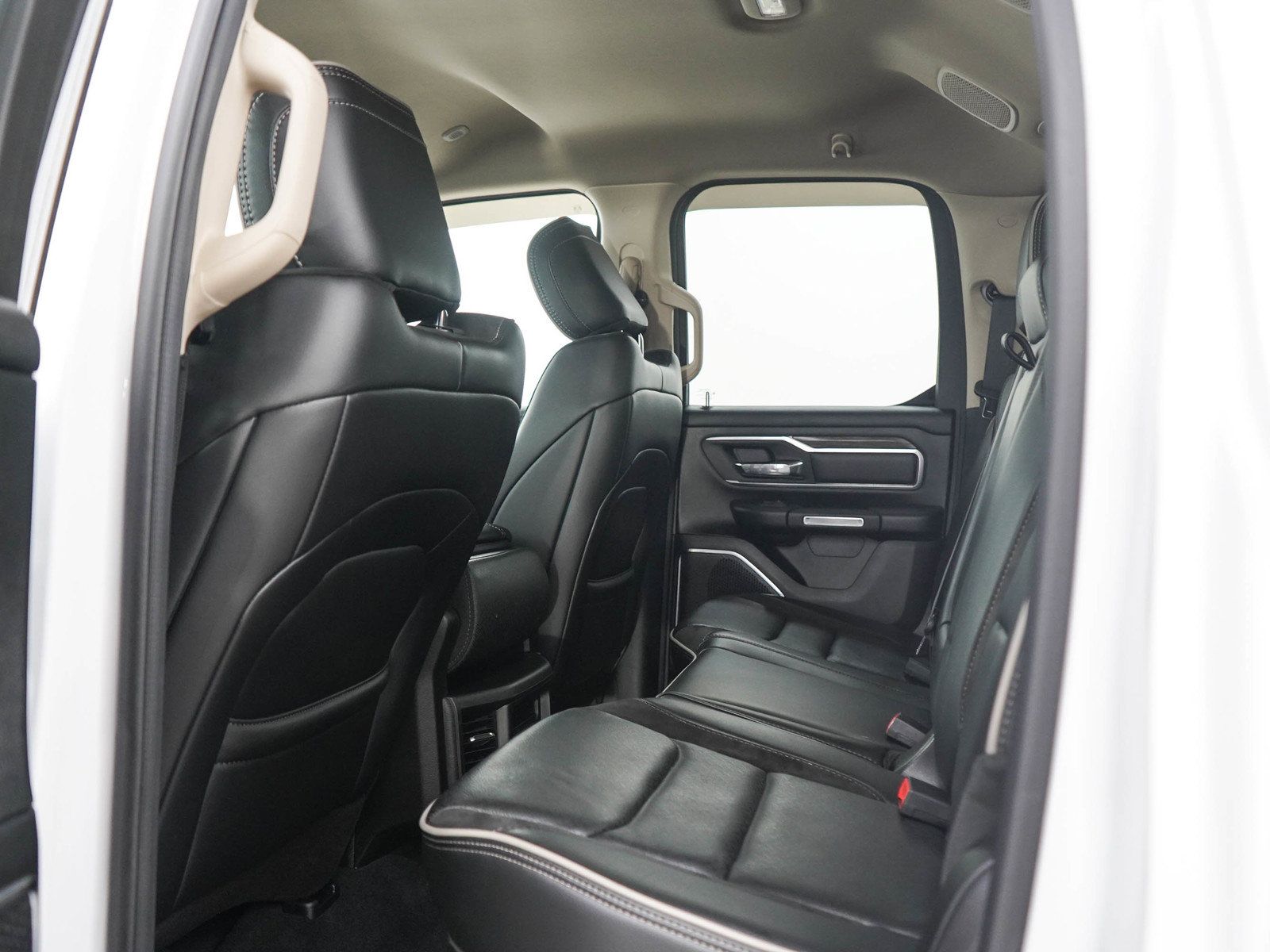 Used 2019 RAM 1500 Laramie AWD/4WD image 16