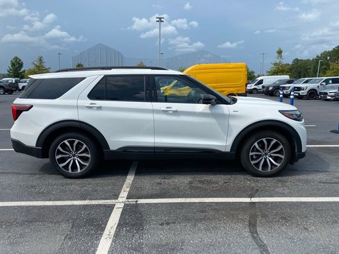 Used 2025 Ford Explorer ST-Line RWD image 8