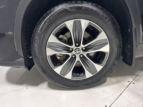 Used 2022 Toyota Highlander XLE image 4
