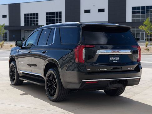 Used 2024 GMC Yukon SLT w/ SLT Luxury Package AWD/4WD image 3