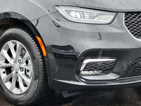 New 2026 Chrysler Pacifica Limited image 5