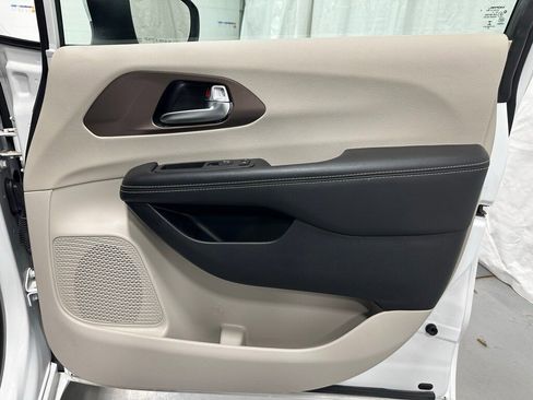 Used 2023 Chrysler Voyager LX image 59