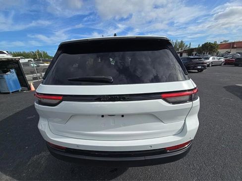 Used 2023 Jeep Grand Cherokee Altitude RWD image 6