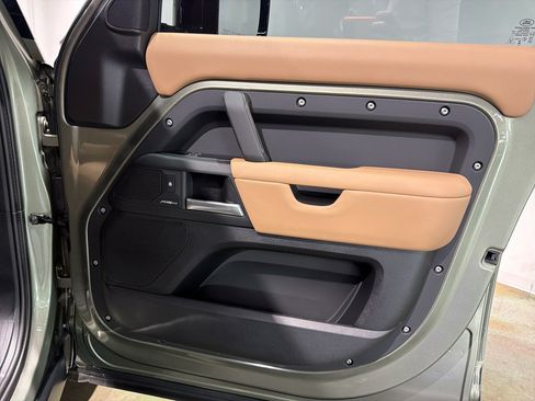 Used 2025 Land Rover Defender 110 S image 36