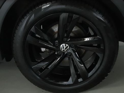 Certified 2023 Volkswagen Tiguan SE R-Line AWD/4WD image 40