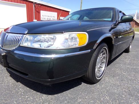 Used 2002 Lincoln Town Car Signature RWD image 2