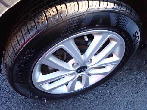 Used 2017 Kia Soul + image 7