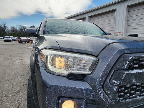 Used 2017 Toyota Tacoma TRD Off-Road image 9