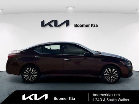 Used 2024 Nissan Altima 2.5 SV image 4