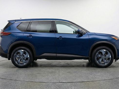Used 2025 Nissan Rogue SV FWD image 11