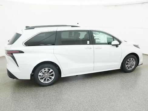 New 2026 Toyota Sienna XLE image 24