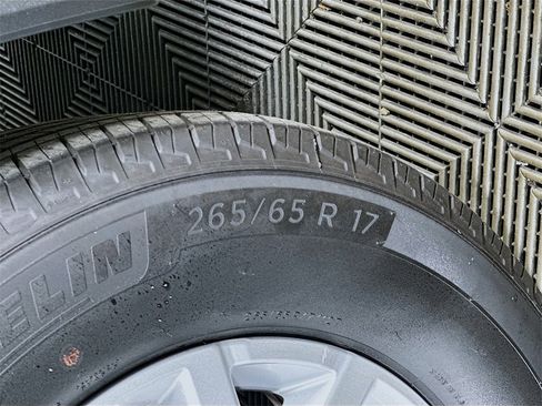 Used 2024 Nissan Frontier SV w/ SV Convenience Package image 33