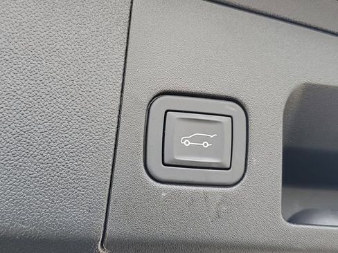 Certified 2025 Cadillac XT5 Luxury w/ LPO, Floor Liner Package AWD/4WD image 17