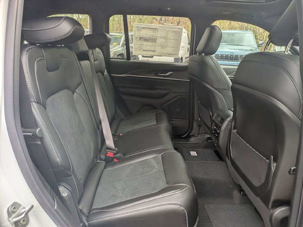 New 2026 Jeep Grand Cherokee Altitude AWD/4WD image 30