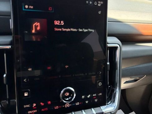 Used 2025 GMC Yukon XL Denali AWD/4WD image 19