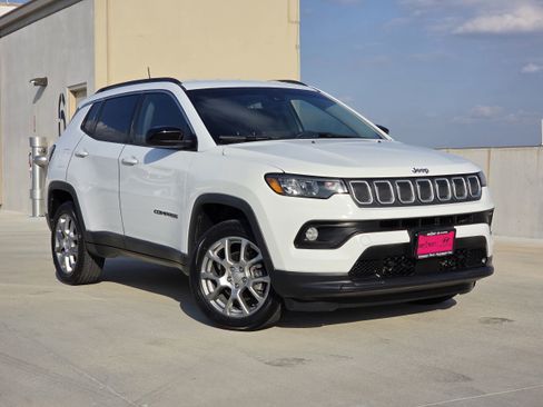 Used 2022 Jeep Compass Latitude AWD/4WD image 3